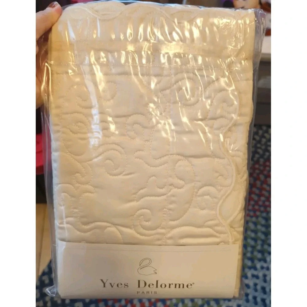 Pair New Vintage Yves Delorme Quilted Sham ECRU Satin Cover Pillow‎ 12 X 16